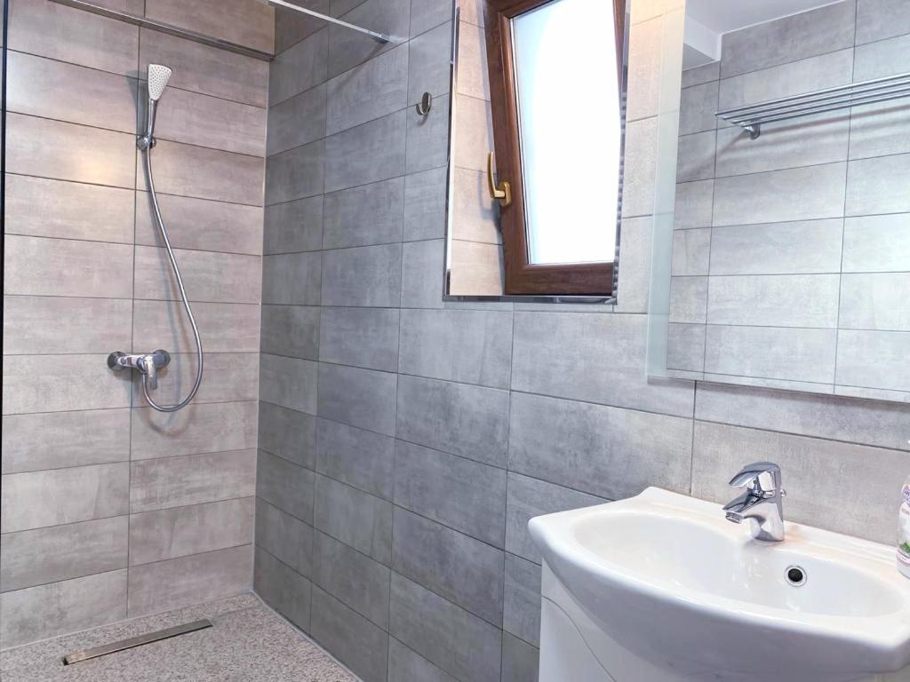 Casa Topazz Târgu Jiu Exteriör bild