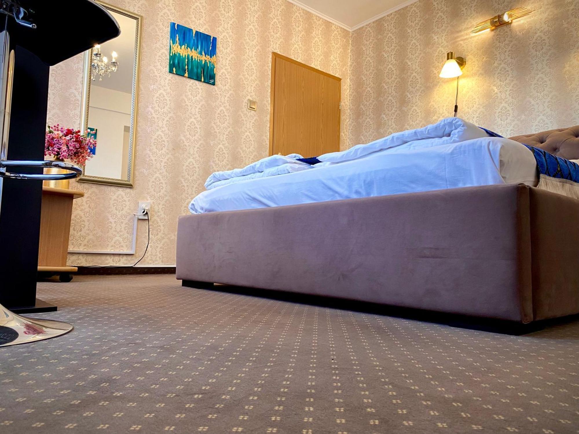 Casa Topazz Târgu Jiu Exteriör bild