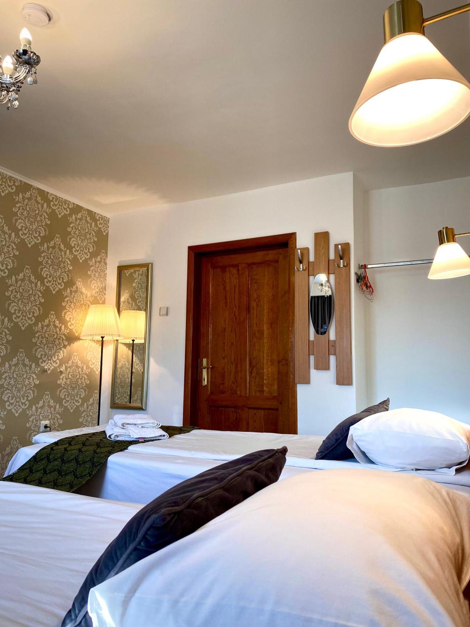 Casa Topazz Târgu Jiu Exteriör bild